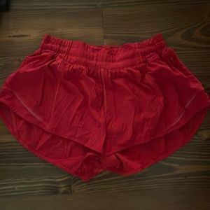 lululemon 2.5 hotty hot shorts red size 6